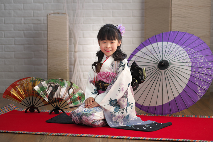 三愛フォトスタジオの七五三写真。正座をしている女の子。