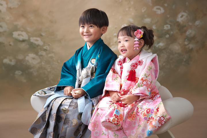 三愛フォトスタジオの七五三写真。和装女の子と男の子。