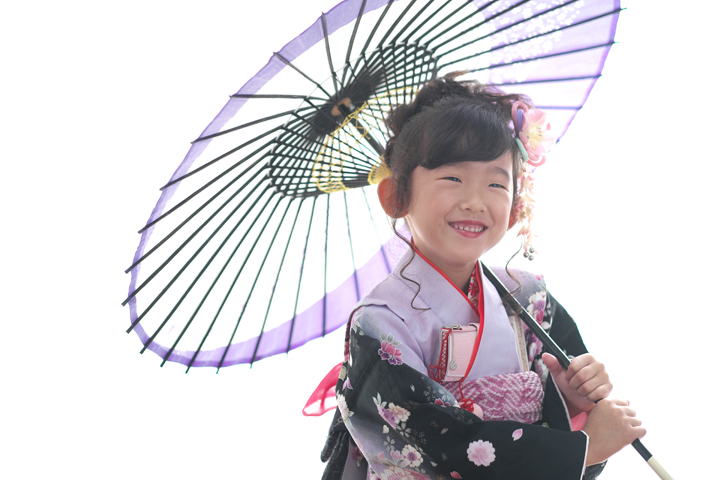 三愛フォトスタジオの七五三写真。和傘をもった女の子。