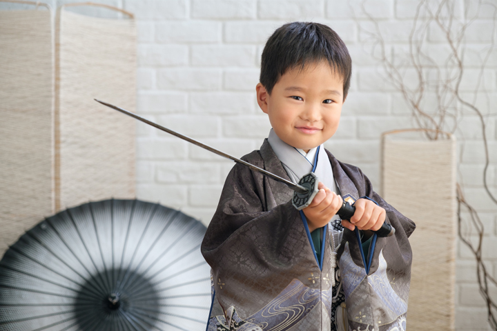 三愛フォトスタジオの七五三写真。日本刀を持った男の子。