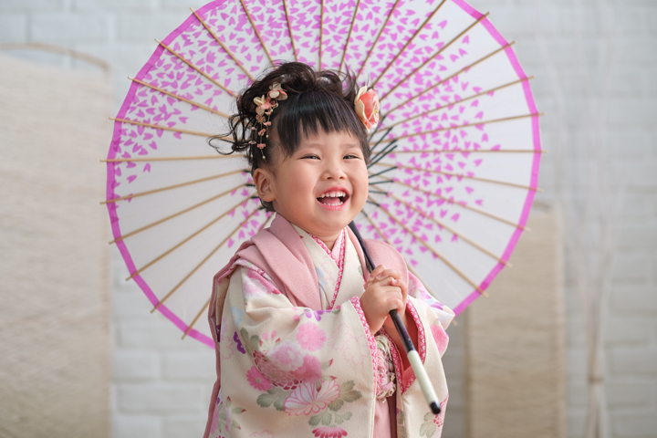 岡山市・倉敷市に根ざした写真館だからこそできるプロの技術で慣れない環境や衣装で緊張しているお子様も飛び切りの笑顔で撮影します。