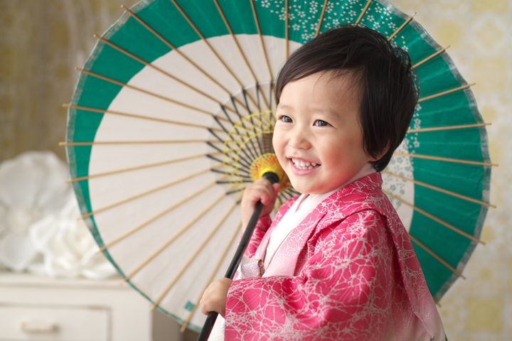 三愛フォトスタジオの七五三写真。和傘を持った男の子。