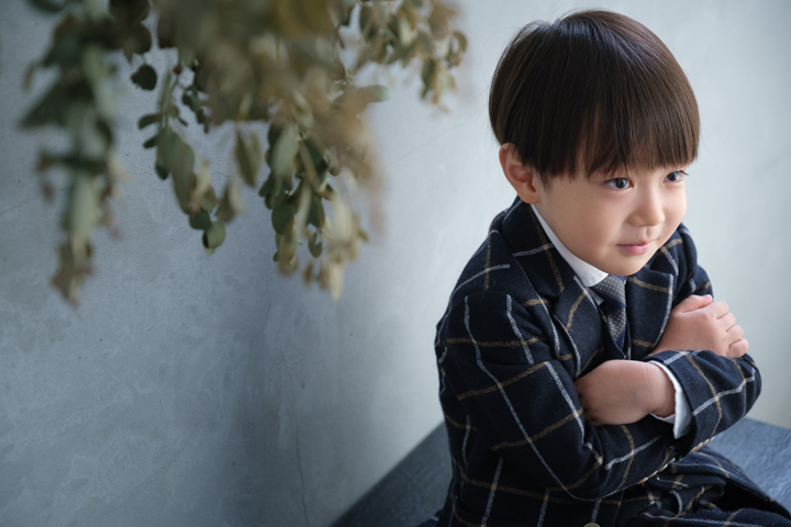 三愛フォトスタジオの七五三写真。洋装の男の子。