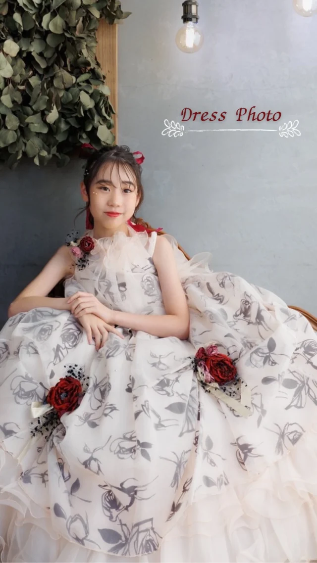 ドレスフォト👗✨

生成りベースの花柄ドレス🌹
赤色の薔薇が彩をプラスしてくれ、
可愛らしさ×大人っぽさ
どちらも兼ね備えています🫶

7歳七五三におすすめの1着です✨

#三愛フォトスタジオ倉敷店 #倉敷写真館 #倉敷フォトスタジオ #753 #七五三 #7歳七五三 #七五三女の子 #七五三ドレス #キッズドレス #にぶんのいち成人式